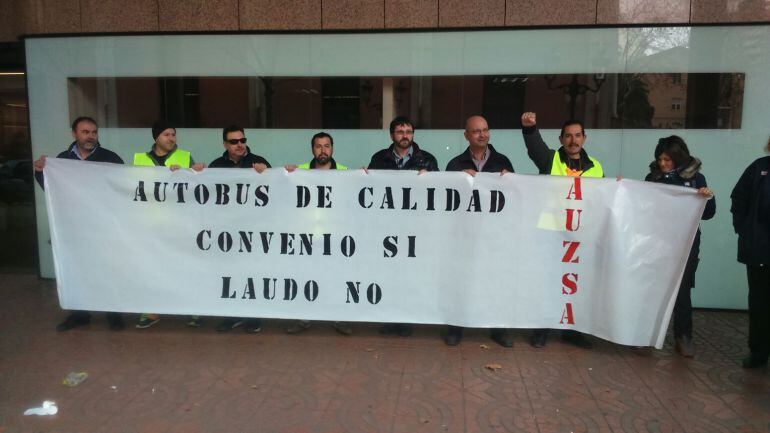 Nuevo intento fallido para acabar con el conflicto del bus urbano en Zaragoza.