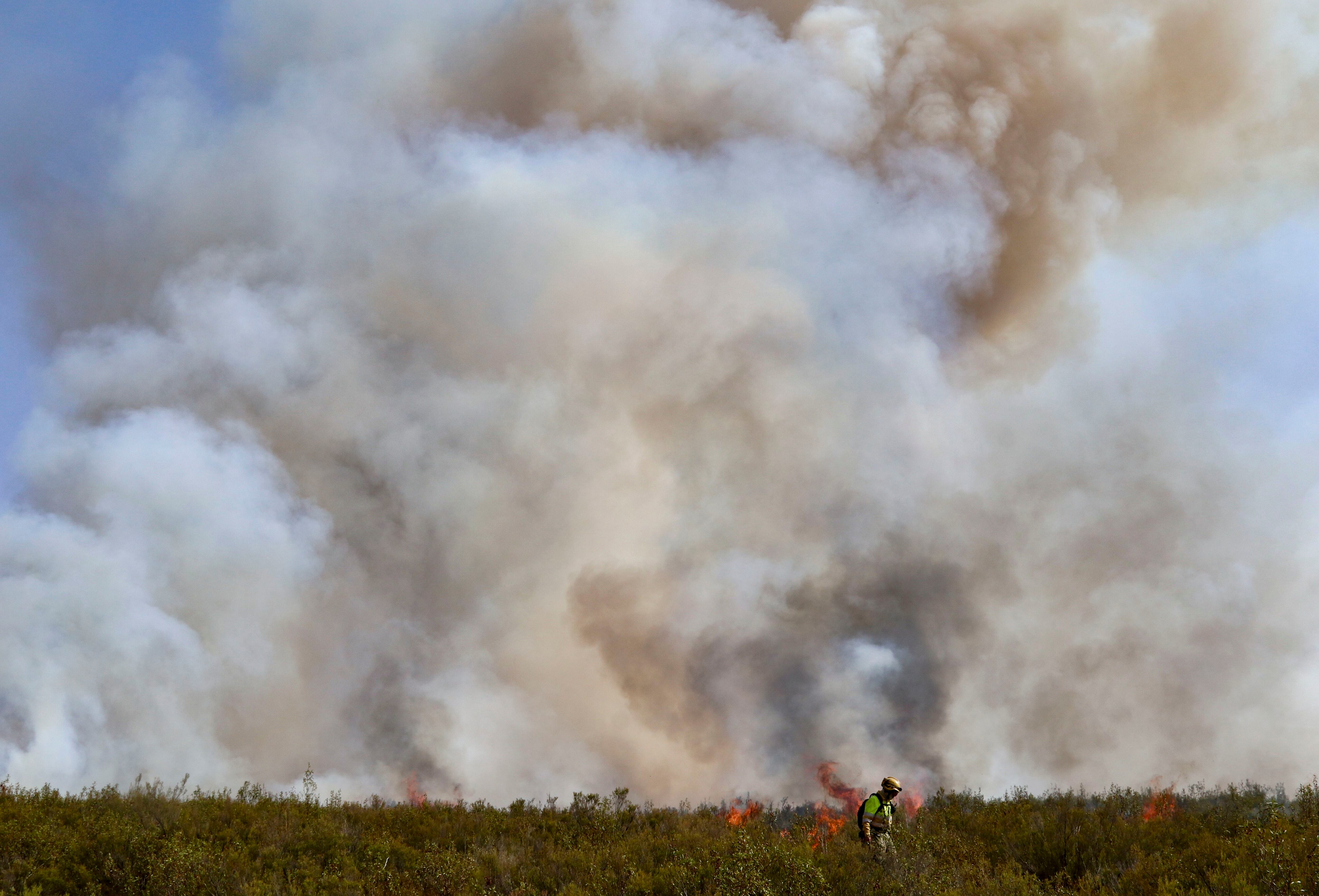 Humo procedente del incendio forestal que afecta a Puercas (Zamora), en la Sierra de la Culebra. EFE/Mariam A. Montesinos