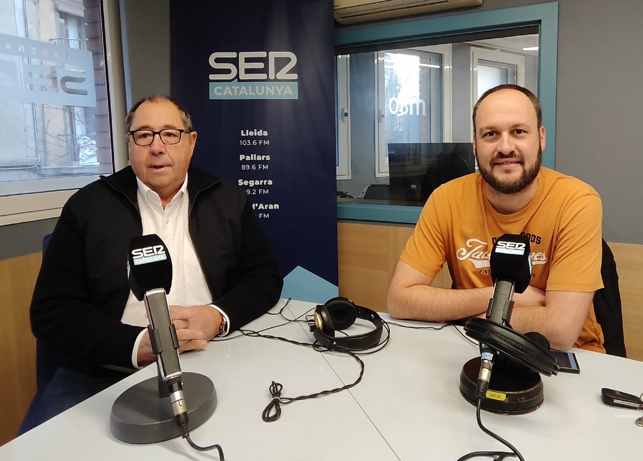 Celestí Vilà és l'alcalde d'Organyà i Marcel Pujol, el de Castellserà. Durant la gravació de la tertúlia de l'Aquí Lleida d'aquest dimarts, 9 de gener de 2024.