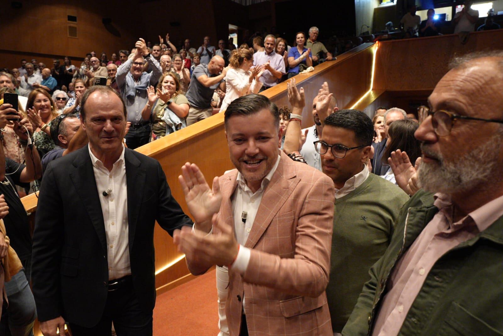Teodoro Sosa, líder del nuevo partido nacionalista creado en Gran Canaria, durante la entrada al Palacio de Congresos de Infecar