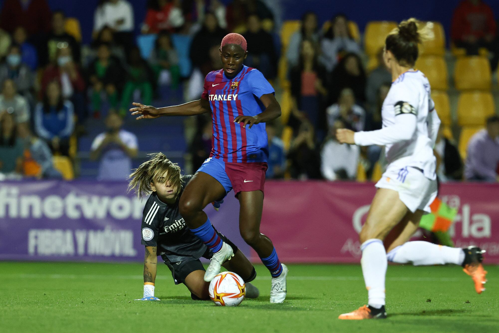 Jugadoras del Barça y del Real Madrid en el partido de la semifinal de la Copa de la Reina