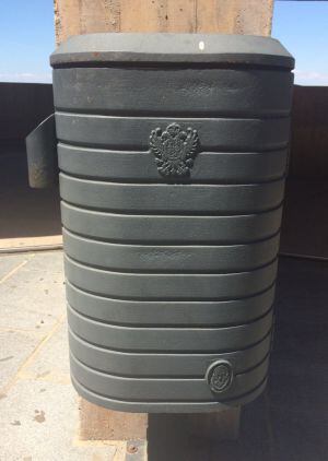 Papelera situada en las escaleras mecánicas de Toledo