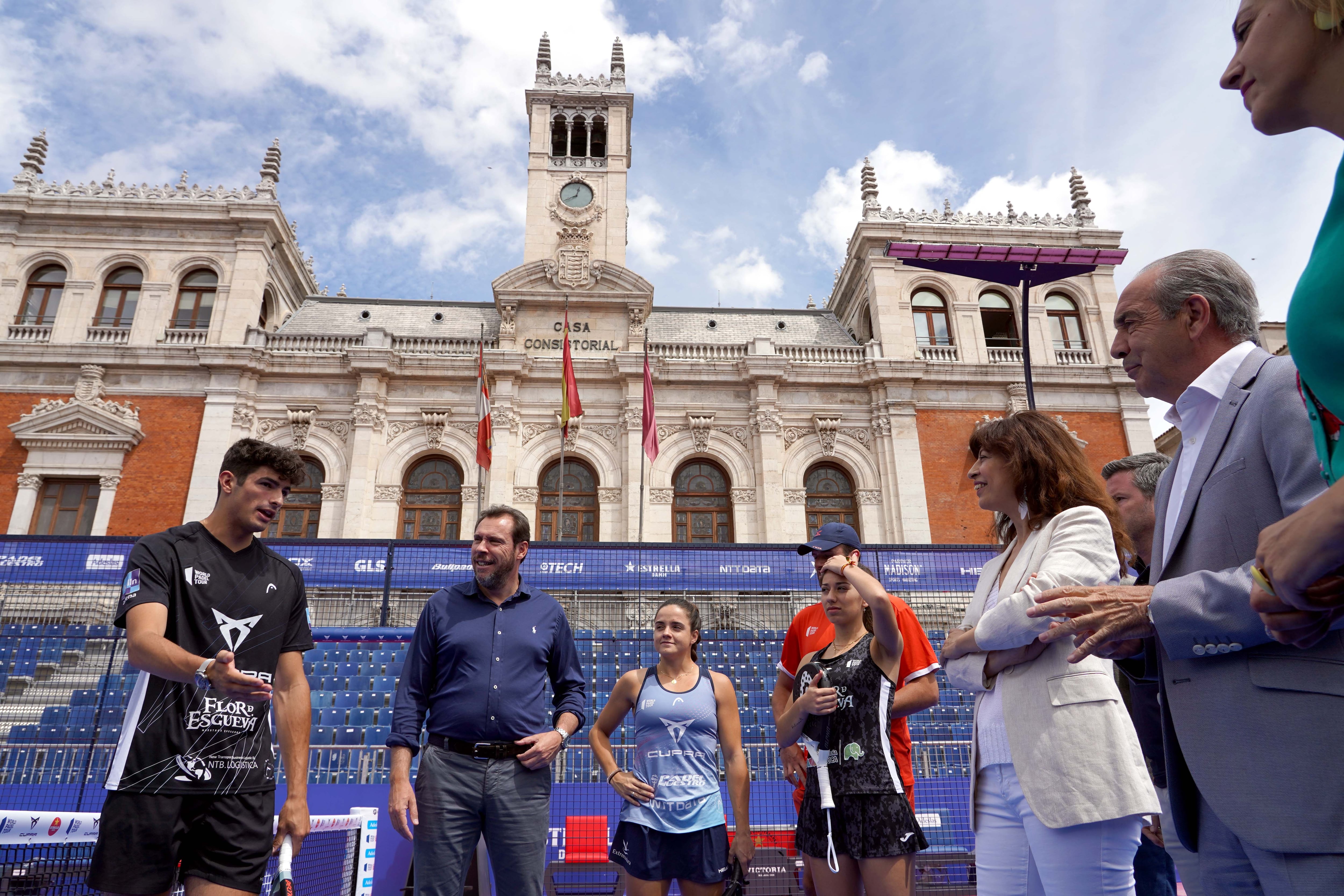 El alcalde de Valladolid, Óscar Puente, realiza una visita a las instalaciones de World Padel Tour con la concejala de Cultura y Turismo, Ana Redondo.