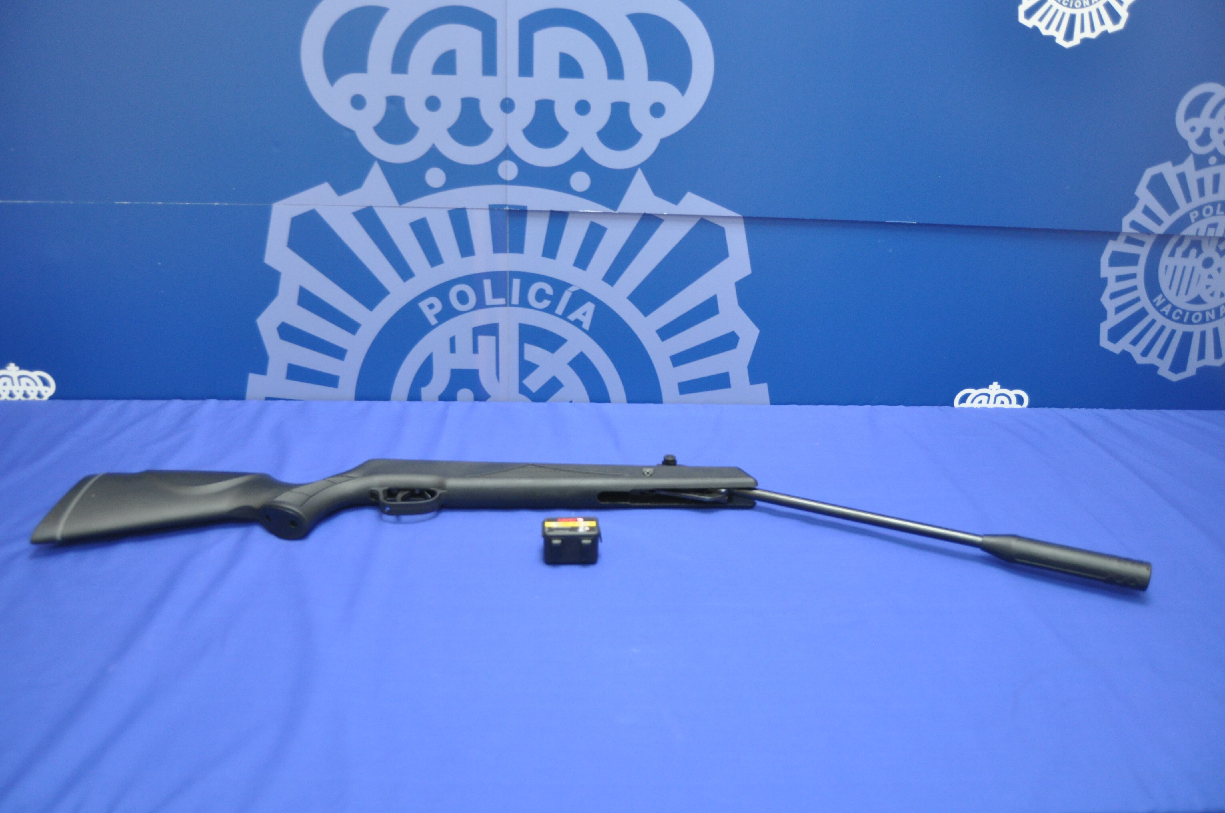 Escopeta de aire comprimido usado por el joven