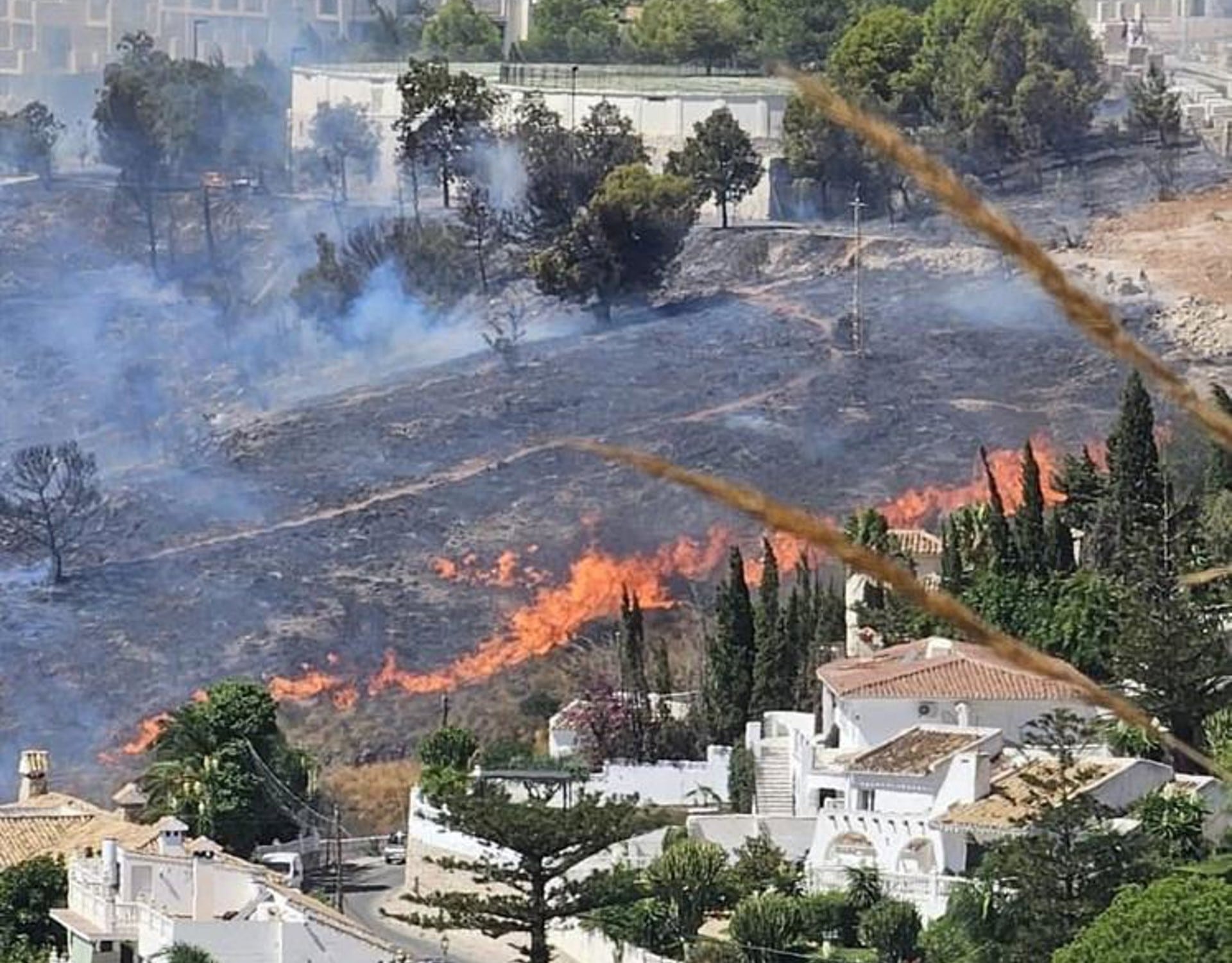 Vista del incendio que afecta a la zona de Santángelo Oeste en Benalmádena.