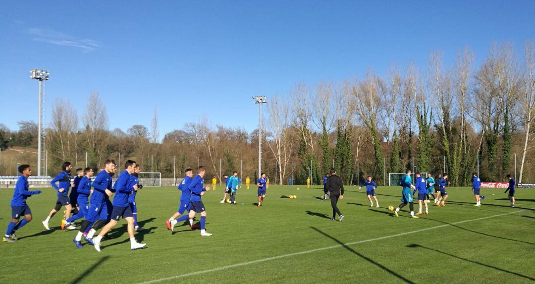 Los jugadores del Oviedo se ejercitan sobre el césped de El Requexón.