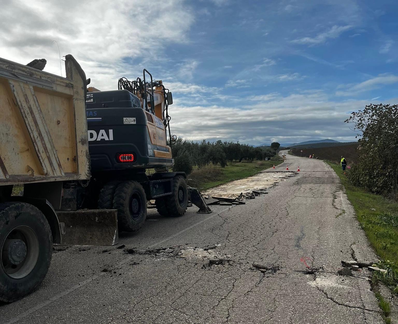 Obras que lleva a cabo la Diputación de Jaén en la JA-4312 en Santiago de Calatrava.