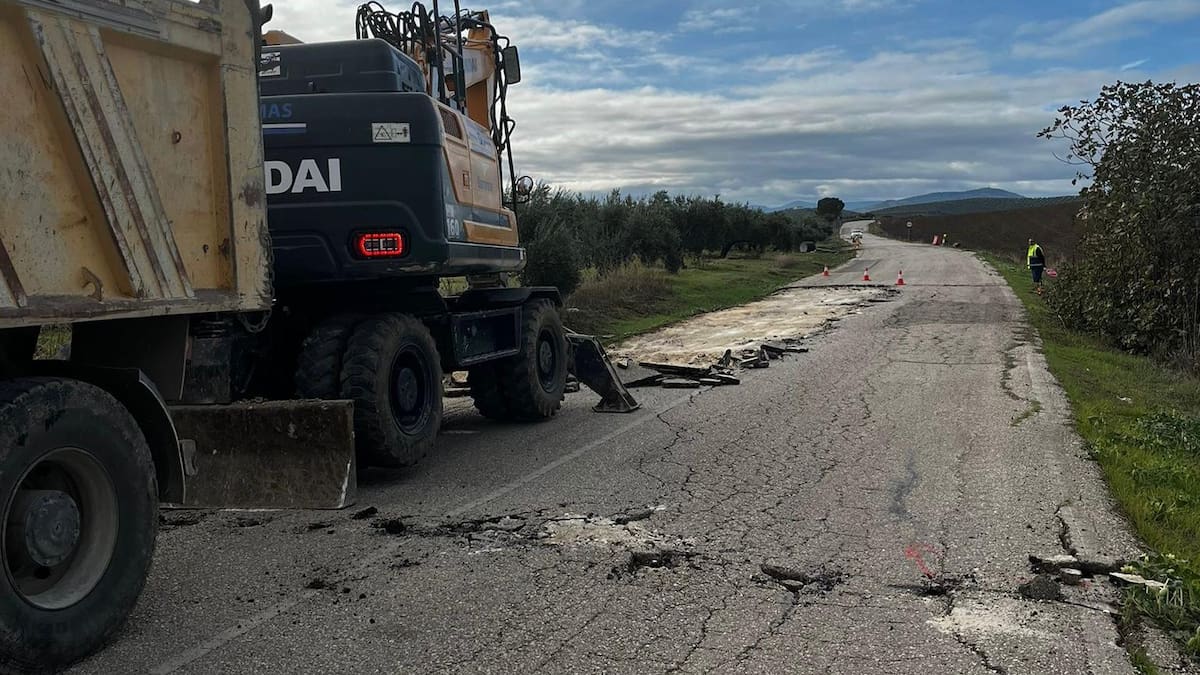Casi 800.000 euros para mejorar la carretera entre Santiago de Calatrava (Jaén) y el límite con Córdoba