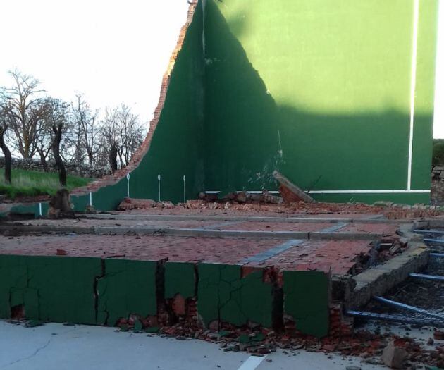 Parte del frontón de Moradillo se vino abajo