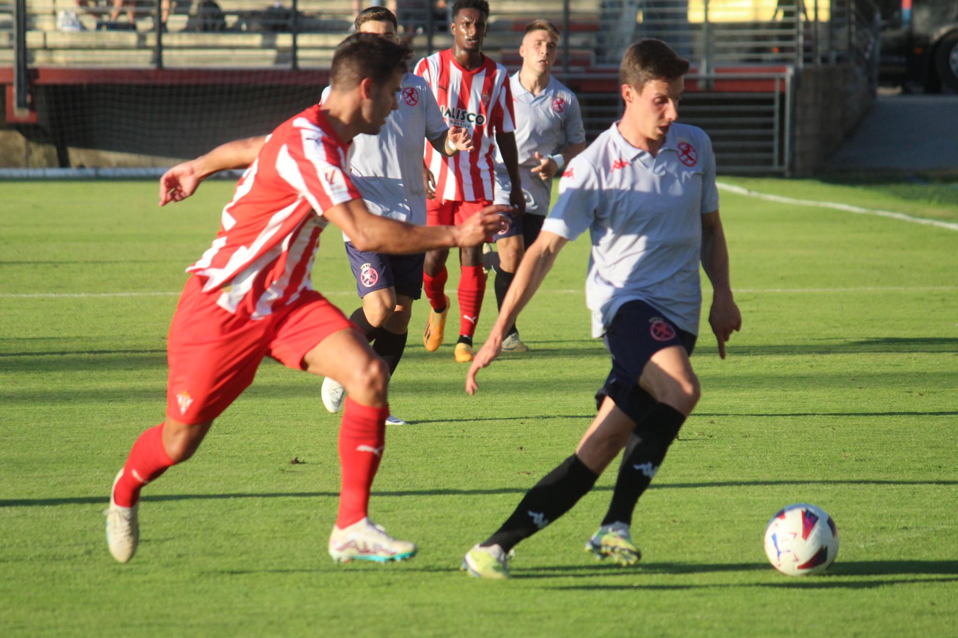 Guillermo mantiene la pelota ante un defensa del Sporting / Isaac Llamazares.