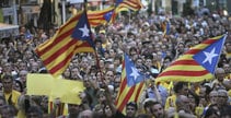 Miles de personas han llenado hoy la plaza de la Font de Tarragona para rechazar la suspensión del Tribunal Constitucional a la consulta soberanista del 9 de noviembre