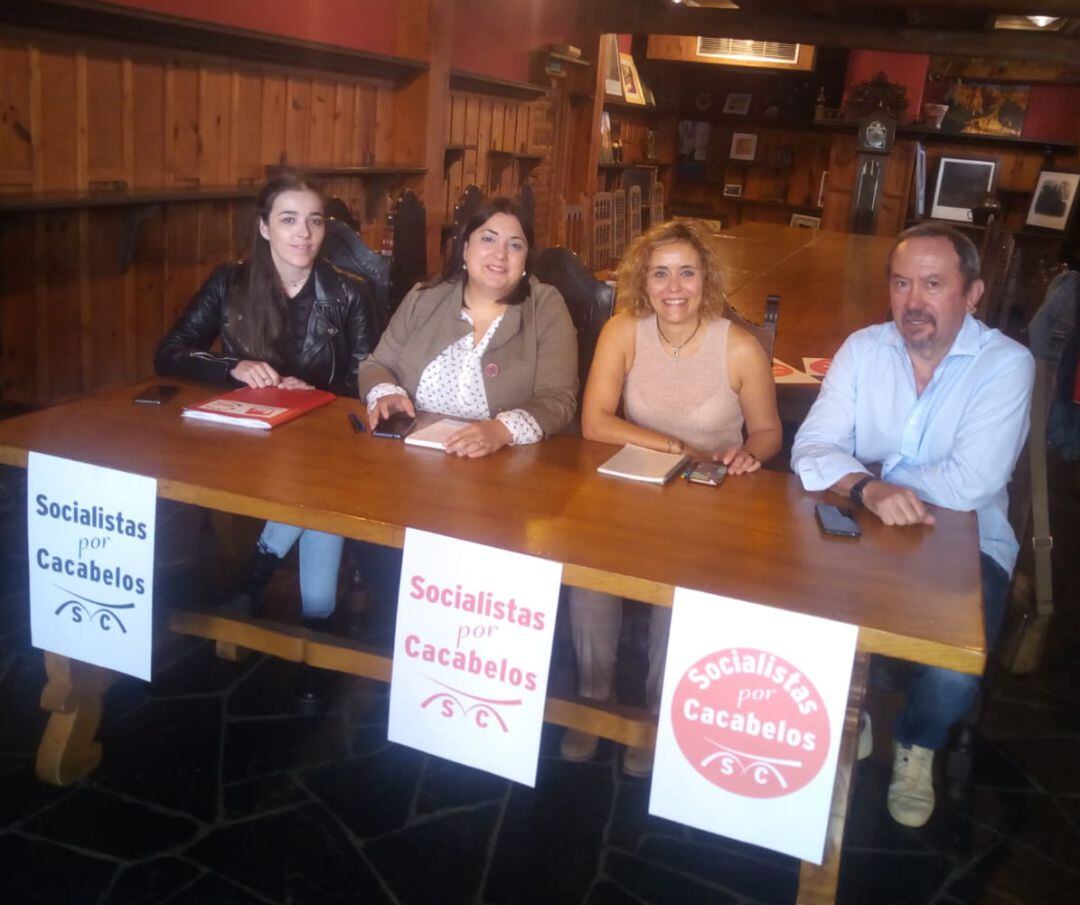 Representantes de IU y de Socialistas por Cacabelos, en rueda de prensa