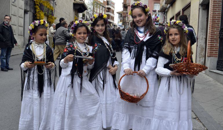 Las niñas y las flores son las verdaderas protagonistas de esta fiesta de Interés Turístico de la Comunidad de Madrid