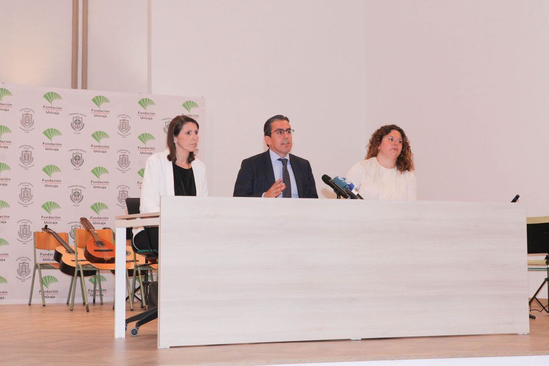 Sergio Corral, director general de la Fundación Unicaja (en el centro); Mercedes García, delegada de Educación de la Junta de Andalucía (a su izquierda); y Teresa Valdenebro, alcaldesa de Ronda (a su derecha)