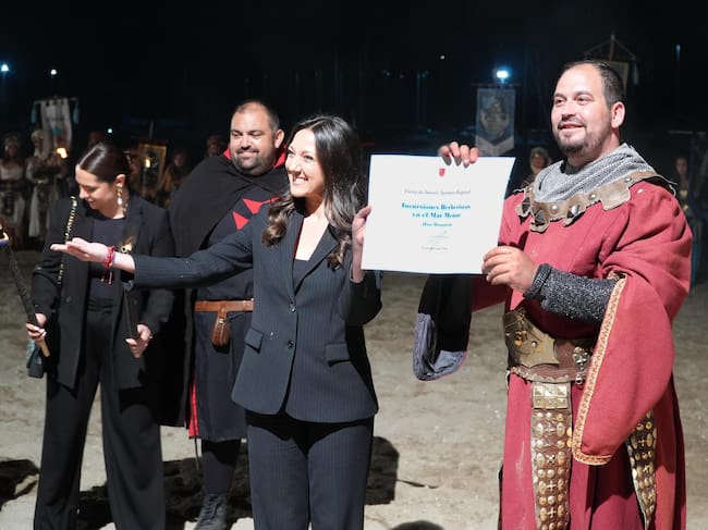 La consejera de Turismo, Cultura, Juventud y Deportes, Carmen Conesa, entrega al alcalde de Los Alcázares, Mario Pérez Cervera, el certificado de que las fiestas de las Incursiones Berberiscas ya son de Interés Turístico Regional