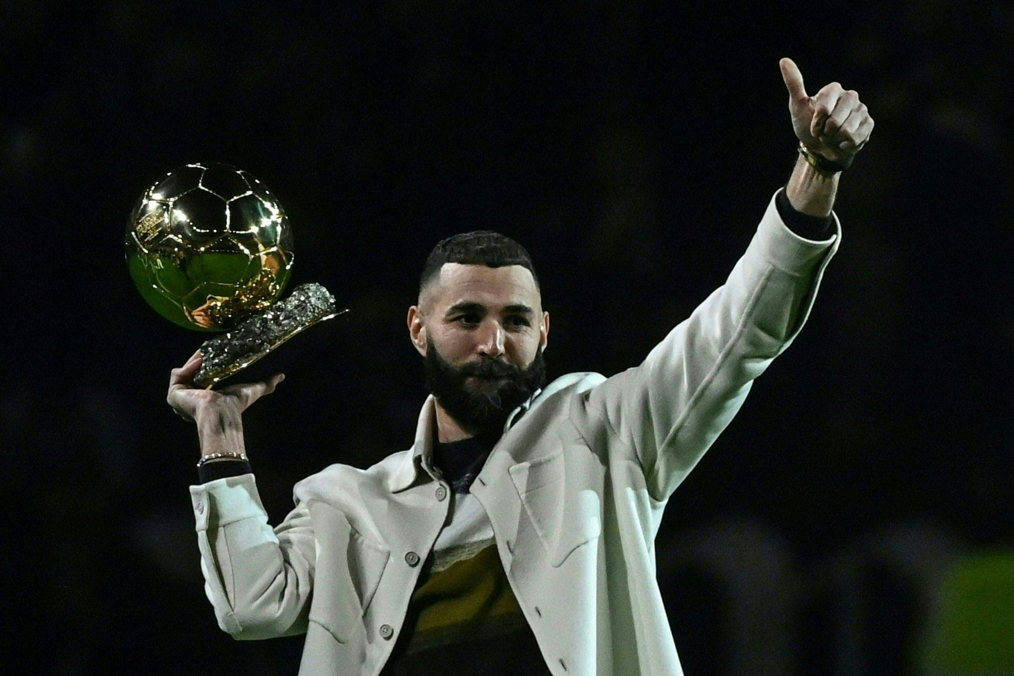 Karim Benzema presenta su Balón de Oro a la afición del Olympique de Lyon.