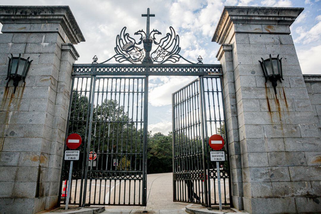 Una agente de la Guardia Civil cierra la puerta de entrada al Valle de los Caídos. La basílica se cierra horas después del anuncio por parte del Gobierno de que los restos del dictador Francisco Franco saldrán del Valle de los Caídos antes del 25 de octub