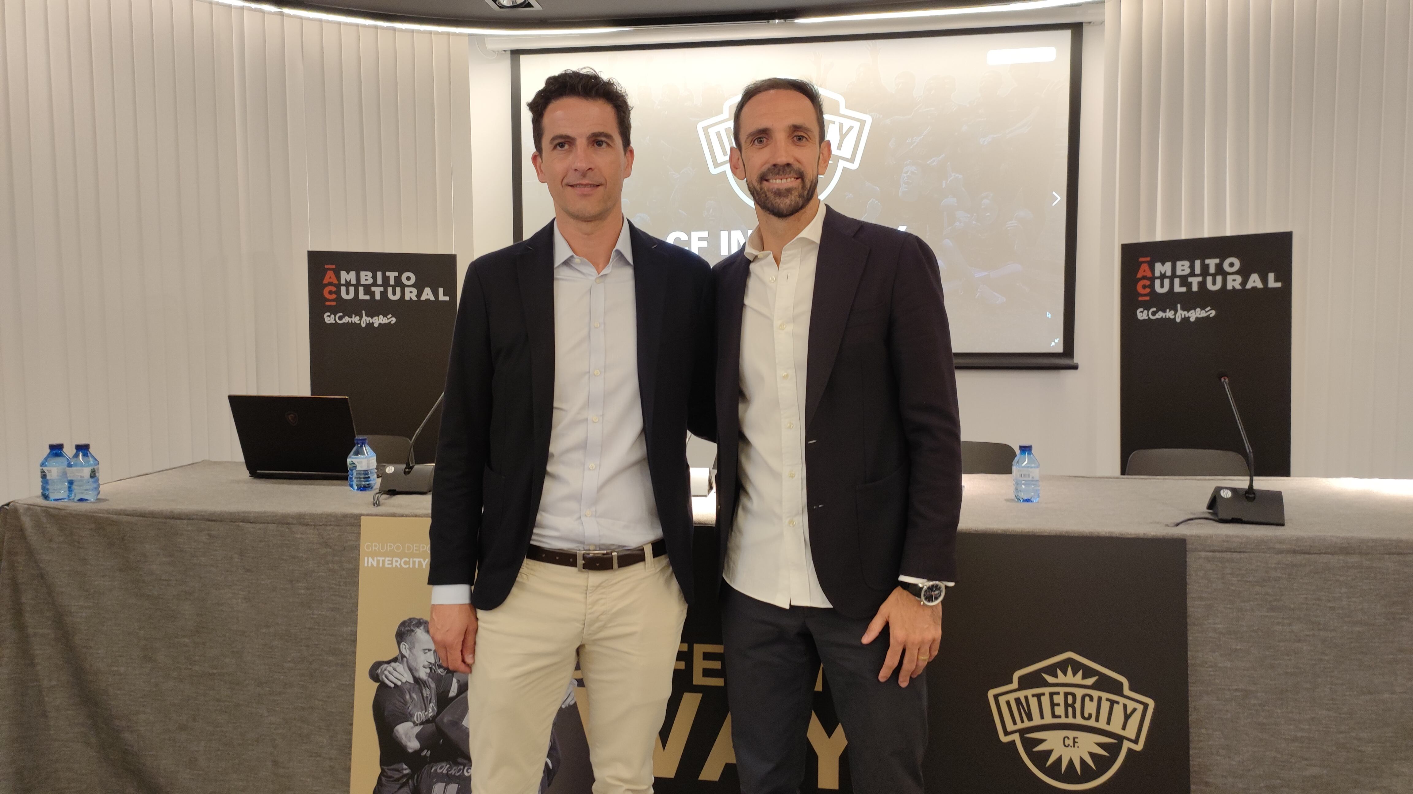 Jorge López, director deportivo del Intercity, junto a Juanfran Torres, directivo