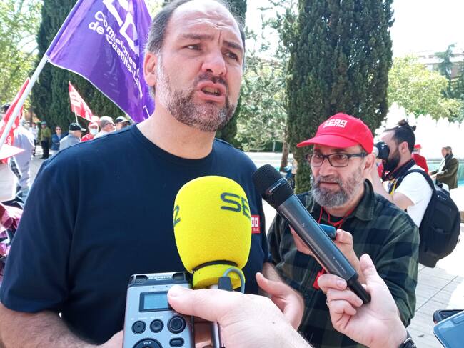 José Manuel Muñoz, secretario general de CCOO en Ciudad Real, atendiendo a los medios en Puertollano
