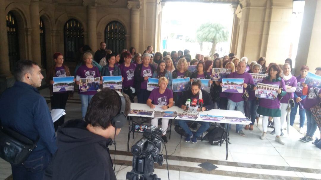 Concentración de las trabajadoras de las residencias en los bajos del Ayuntamiento de San Sebastián