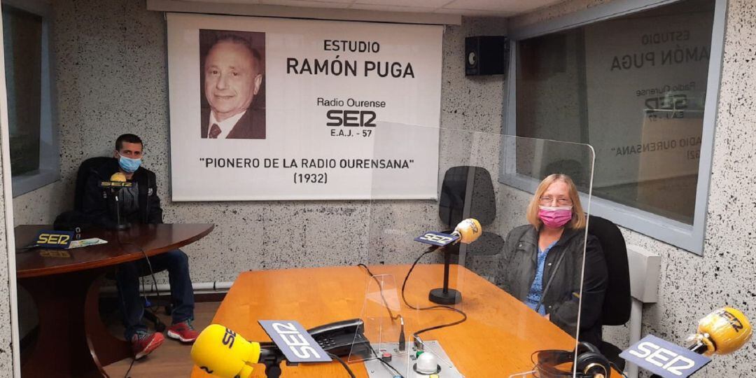 El atleta Alejandro Montero (izqda) y su madre Auria López (dcha) en el estudio Ramón Puga