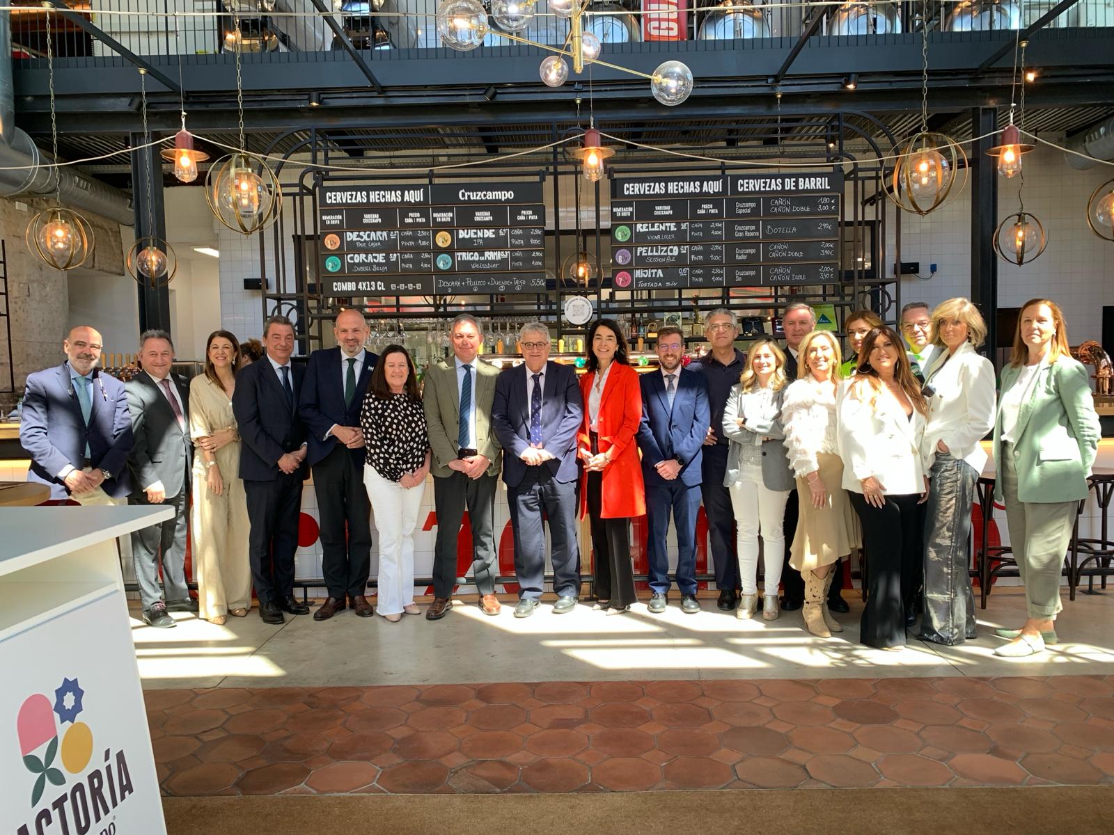 Foto de familia con los participantes en el programa Cumbre de Feria 2024, realizado en la sede de la Fundación Cruzcampo