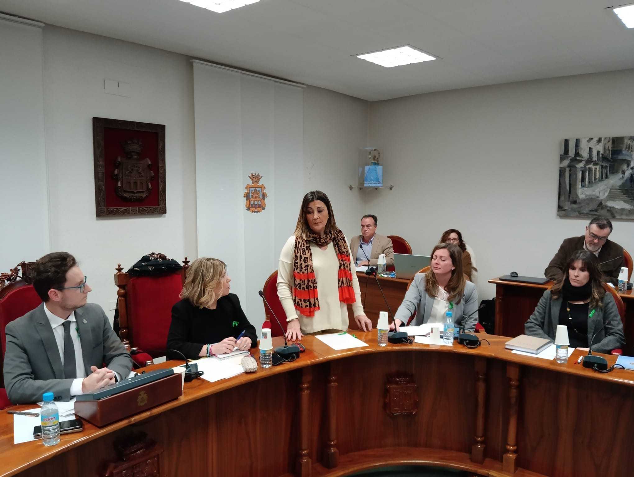 Amaya Sanz tomaba posesión de su acta como nueva concejal de Sentir Aranda al inicio del pleno