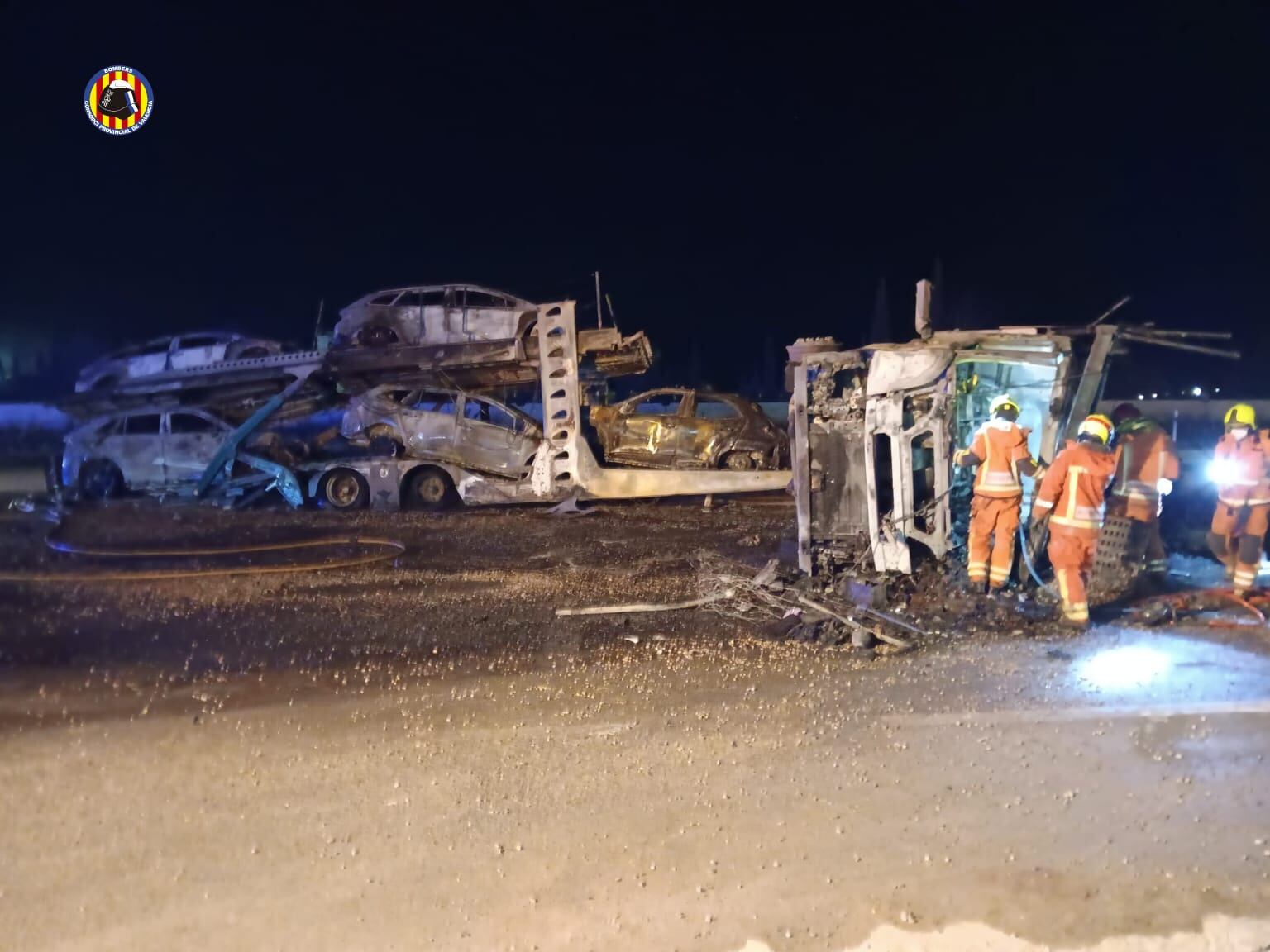 Incendio de un camión accidentado en Buñol