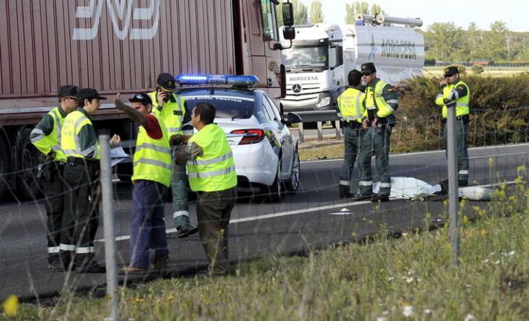 Agentes de la Guardia Civil de Tráfico junto al cuerpo del motorista de la Benemérita que ha fallecido al ser arrollado en la autovía A-62