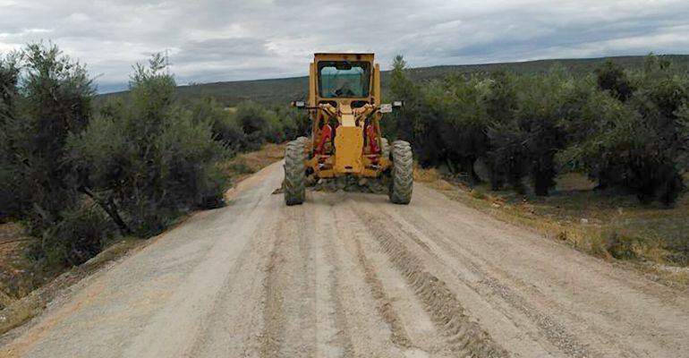 Imagen de archivo del arreglo de un camino rural