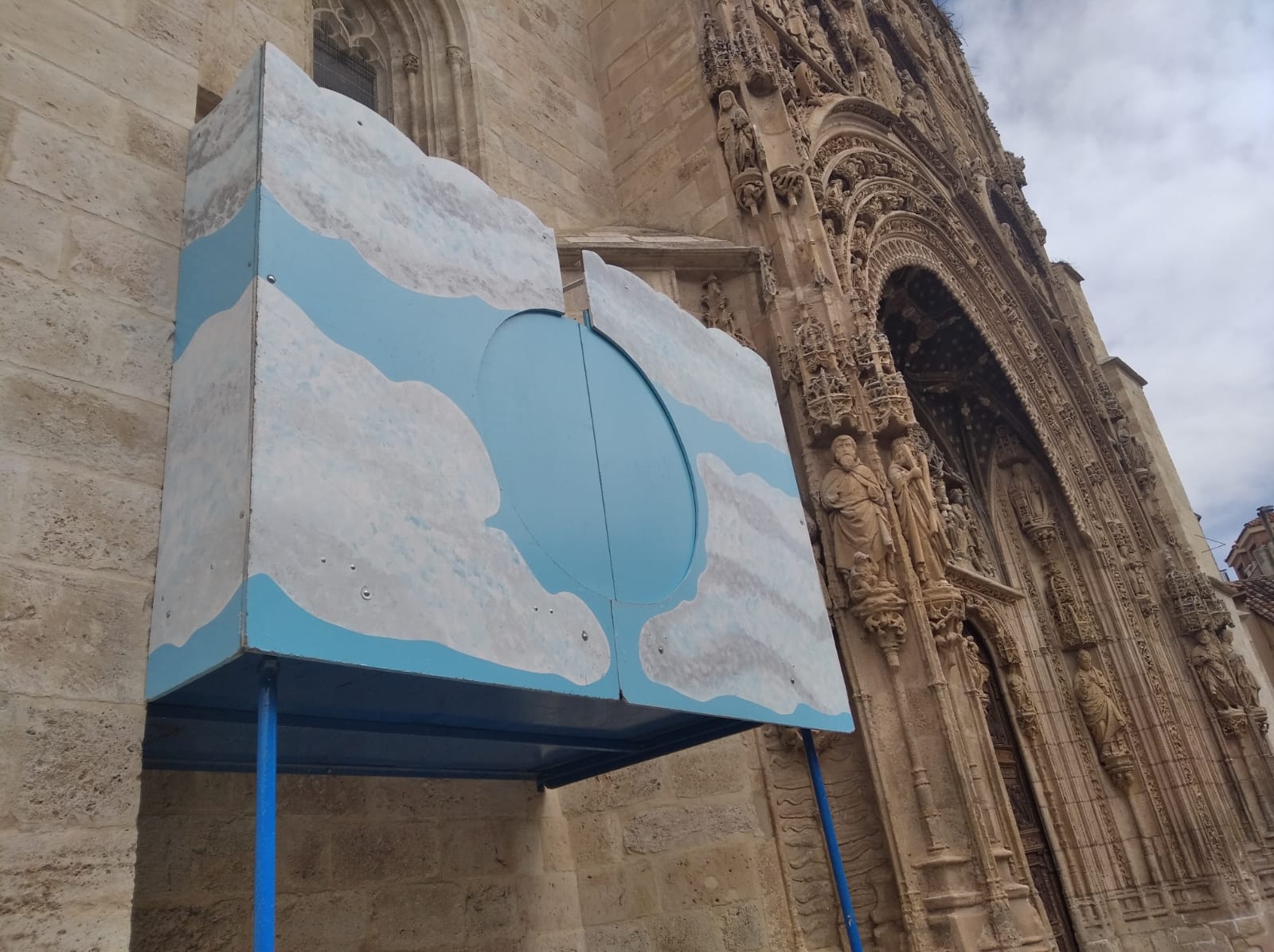 El cajón para la salida del ángel, preparado en la fachada de Santa María para una ceremonia extraordinaria y extemporánea