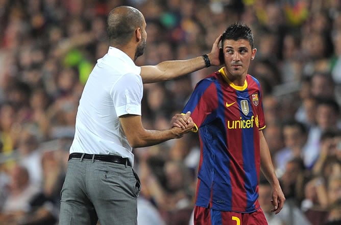 El técnico del F.C. Barcelona Josep Guardiola saluda a David Villa durante el Joan Camper