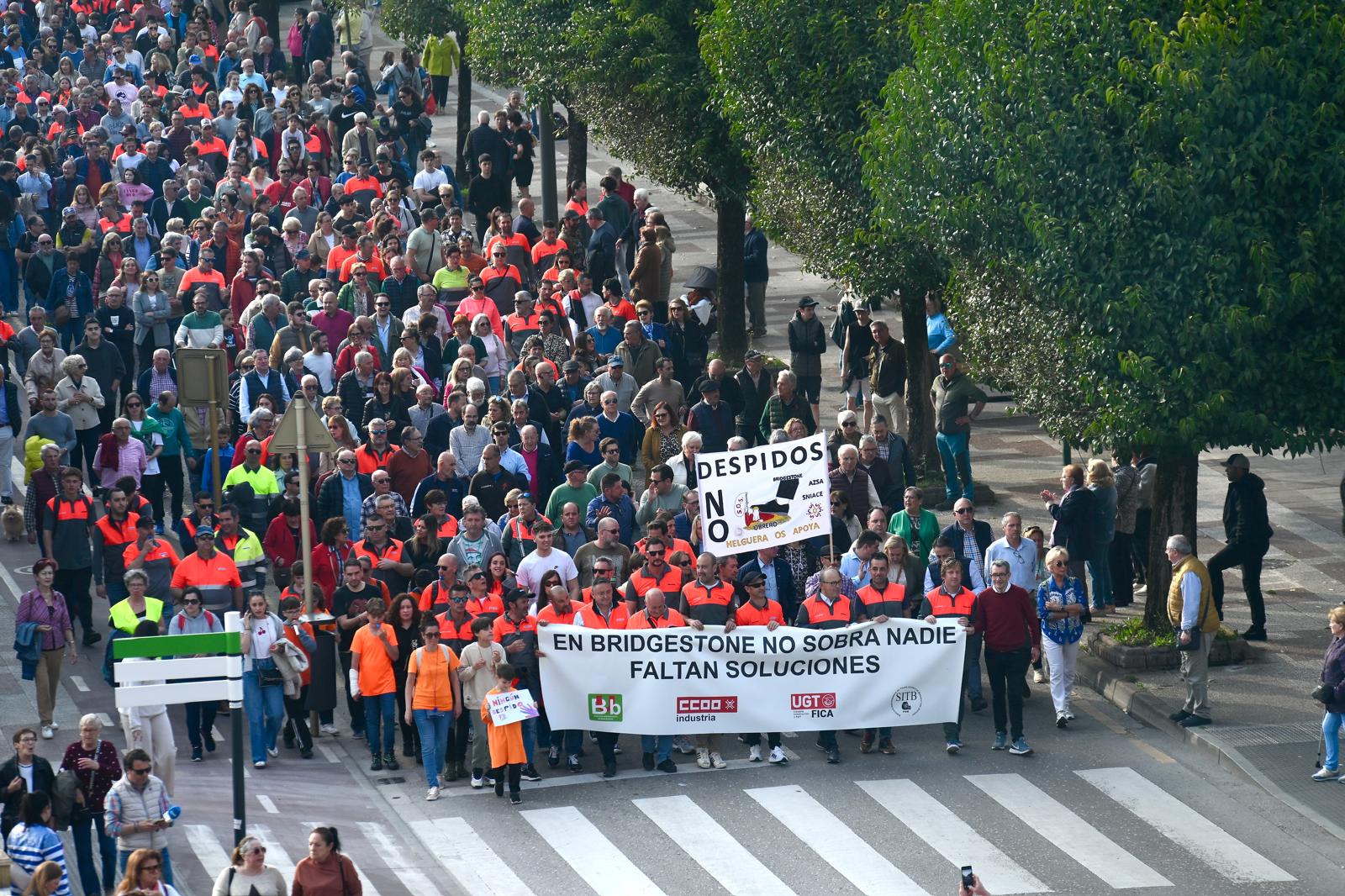 Manifestación de los trabajadores de Bridgestone por las calles de Torrelavega en la fábrica Puente San Miguel