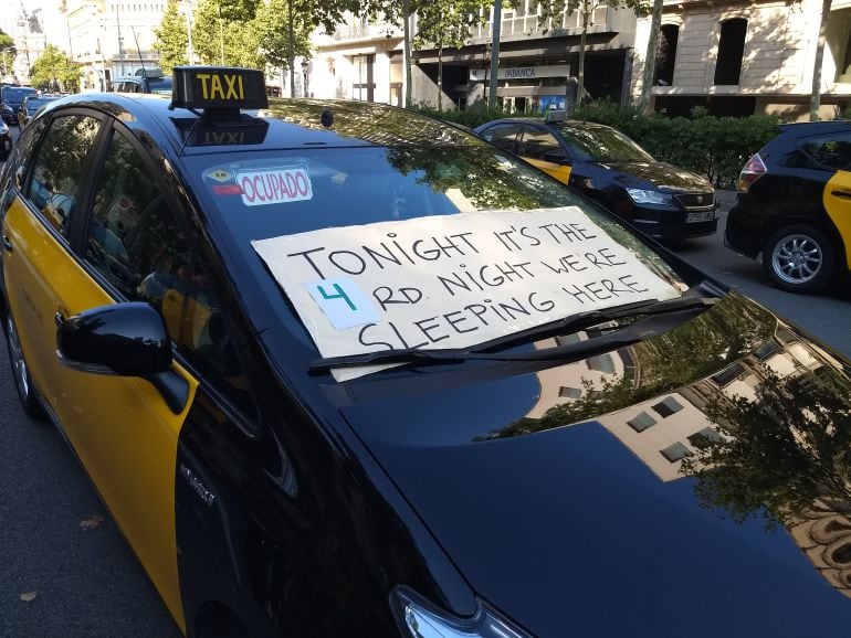 Un dels taxis que bloquegen la Gran Via de Barcelona, aquest matí