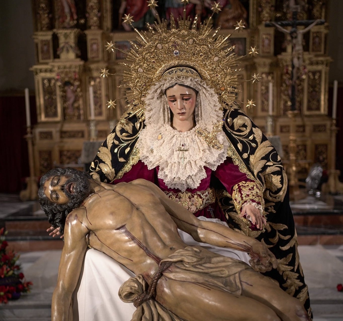 La Virgen de la Piedad y el Cristo de la Misericordia durante el besamanos en la Parroquia del Sagrario