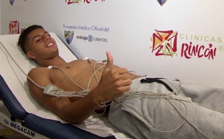 Hachim Mastour en su reconocimiento médico