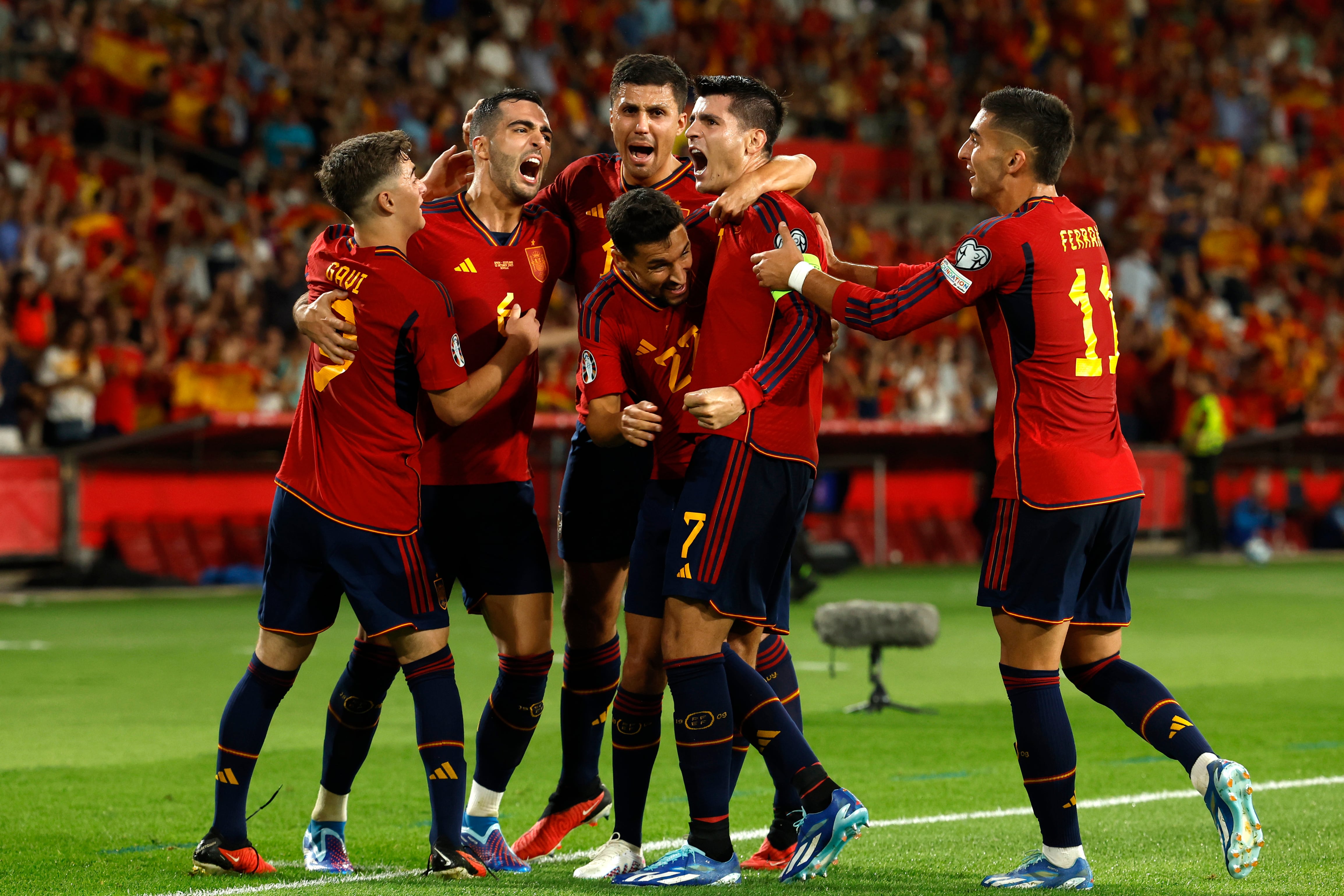 SEVILLA, 12/10/2023.- El delantero de la selección española Álvaro Morata (2d) celebra su gol, primero del equipo, en el partido de clasificación para la Eurocopa 2024 que los combinados nacionales de España y Escocia juegan hoy jueves en el estadio de La Cartuja, en Sevilla. EFE/ Julio Muñoz
