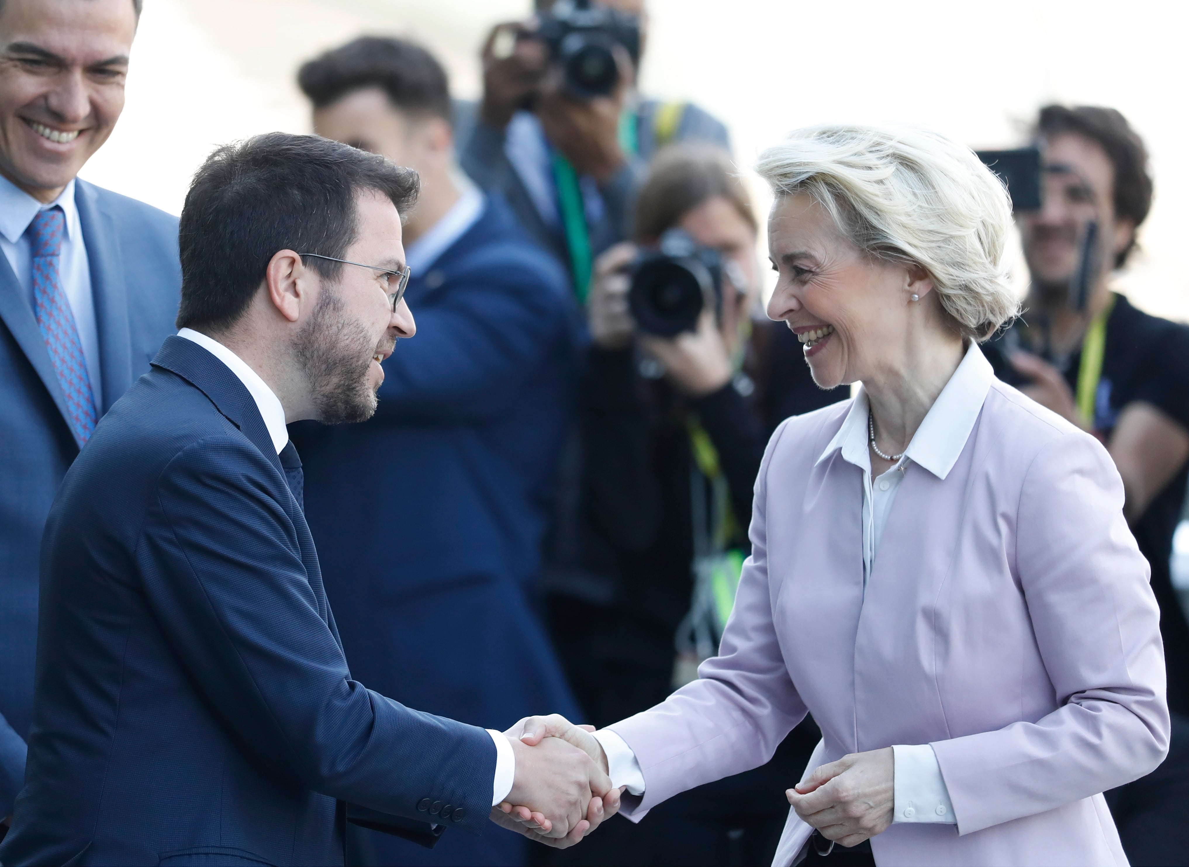 El presidente de la Generalitat de Cataluña, Pere Aragonés (c) saluda a la presidenta de la Comisión Europea (CE), Ursula von der Leyen (d) en presencia del el presidente del Gobierno, Pedro Sánchez (i) a su llegada a la última jornada de la Reunión del Cercle d&#039;Economia.