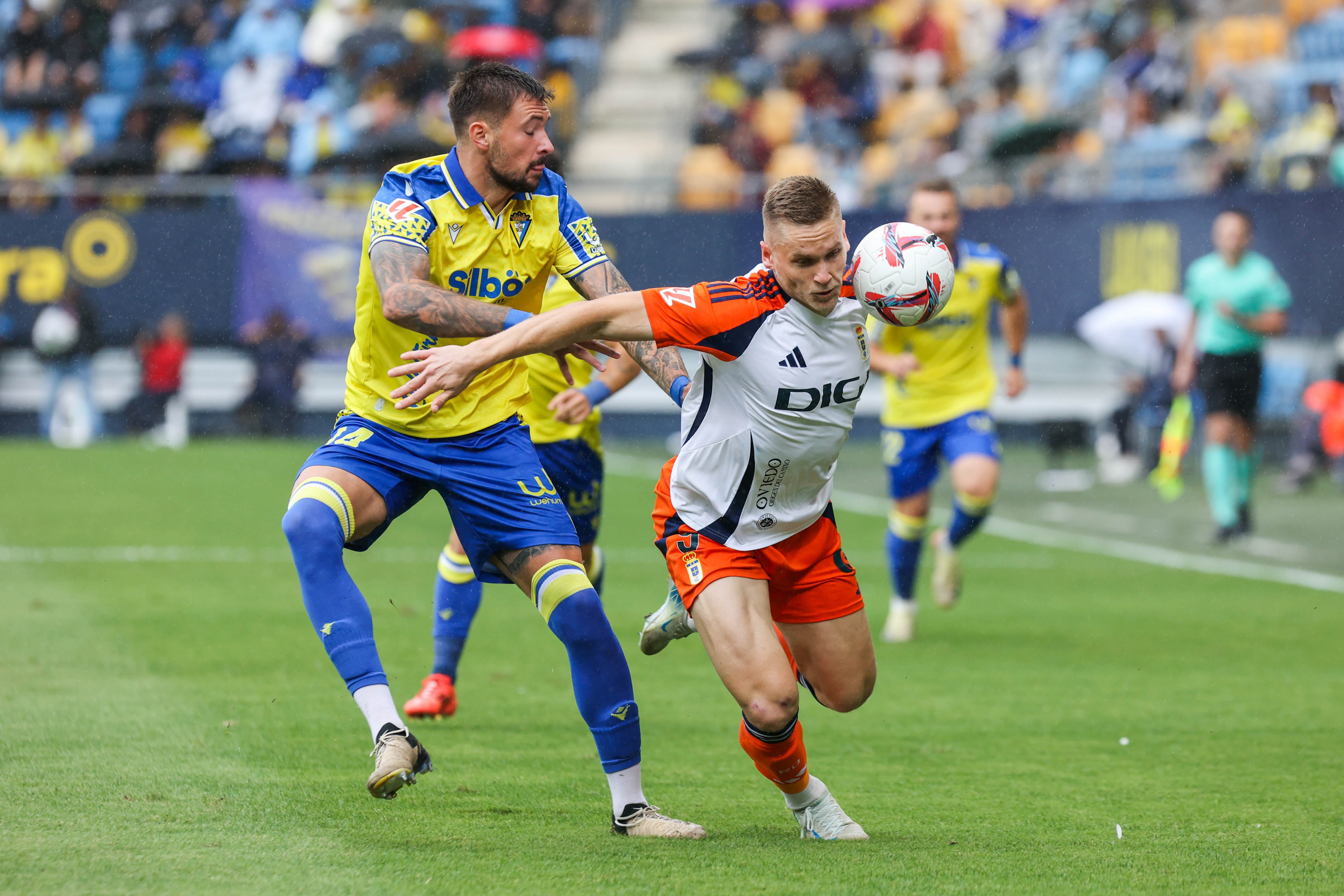 Kovacevic disputando un esférico con Alemao en el encuentro que enfrentaba al Cádiz frente al Real Oviedo en la jornada 12 de la Liga Hypermotion.