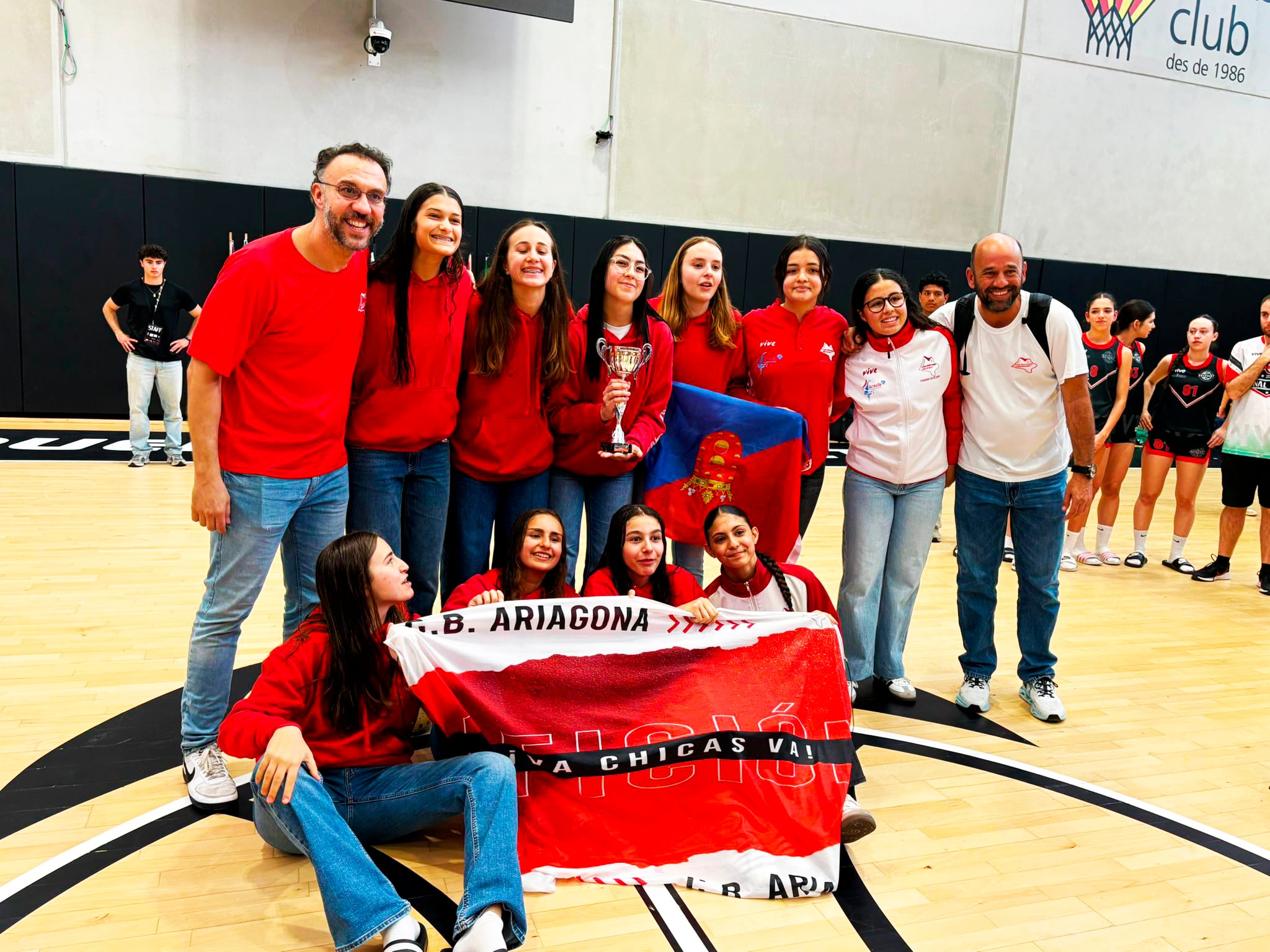 Las Cadetes del Ariagona tras proclamarse vencedoras del Torneo "Valencia Internacional Cup".
