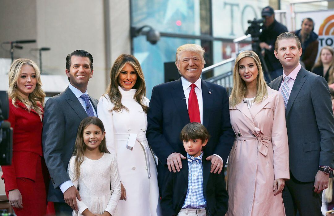 La familia Trump al completo. De derecha a izquierda, Eric, Ivanka, Donald padre, Melania, Donald Jr y Tiffany, junto a los pequeños Donald III y Kai Trump