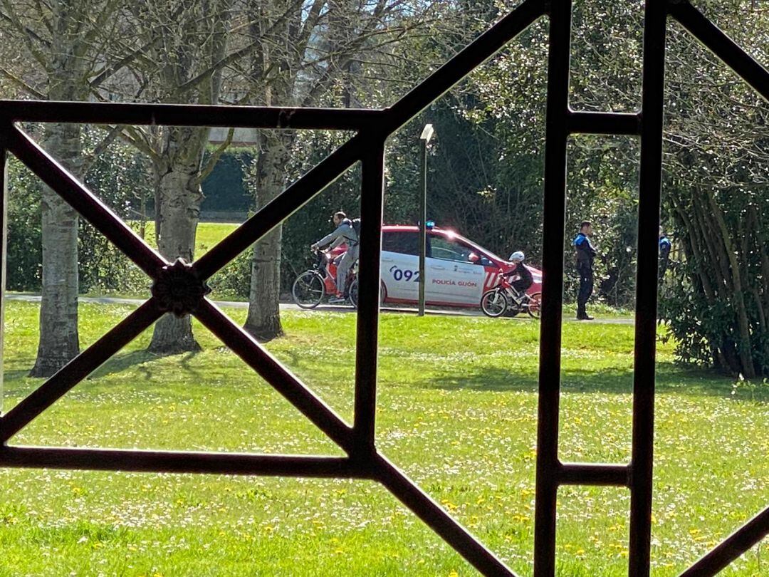 Un padre y su hijo paseando en bicicleta por el Parque Fluvial.