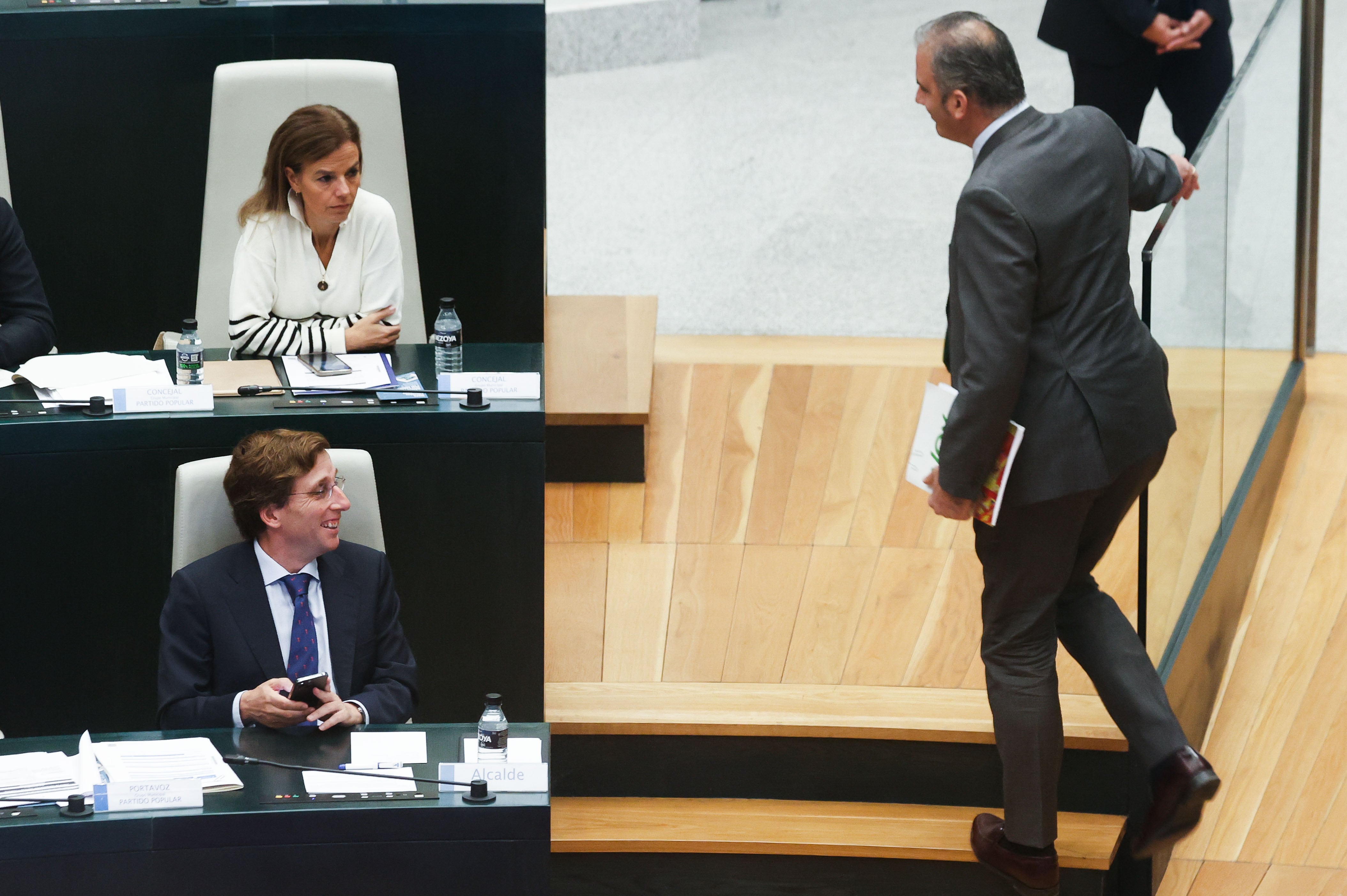 El portavoz de Vox, Javier Ortega-Smith (d) junto al alcalde de Madrid, José Luis Martínez-Almeida (i) tras su intervención en el Pleno del Ayuntamiento de Madrid este martes en sesión ordinaria donde PP, Ciudadanos y Vox quieren reprobar al exvicepresidente del Gobierno Pablo Iglesias.