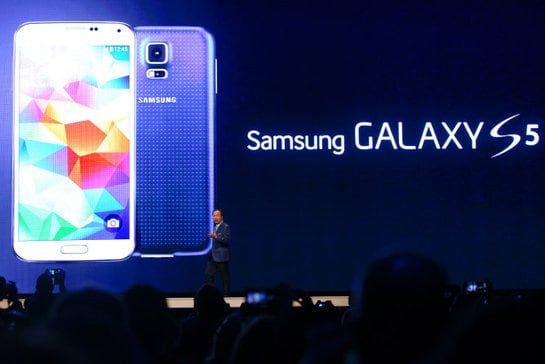 El presidente de Samsung, JK Shin, presenta el nuevo Samsung Gear Fit y el Samsung Galaxy S5