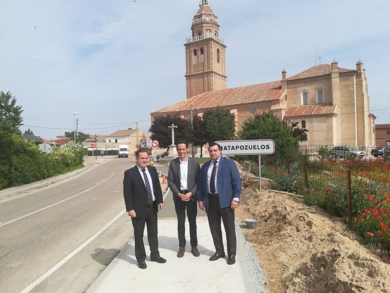 El delegado territorial y el alcalde de Matapozuelos en la visita a las obras del vial peatonal