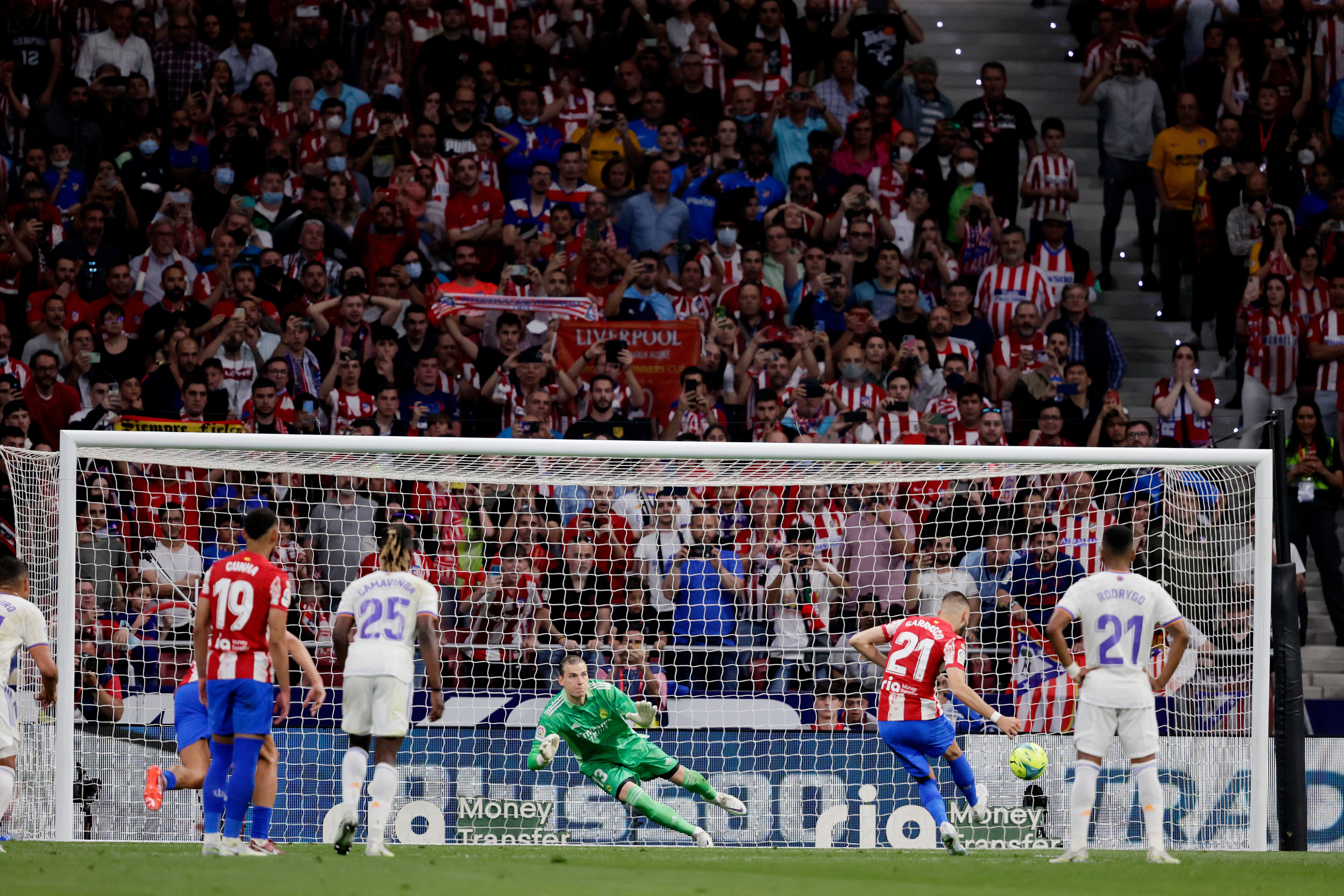 Carrasco bate de penalti a Lunin en el Atlético de Madrid - Real Madrid.