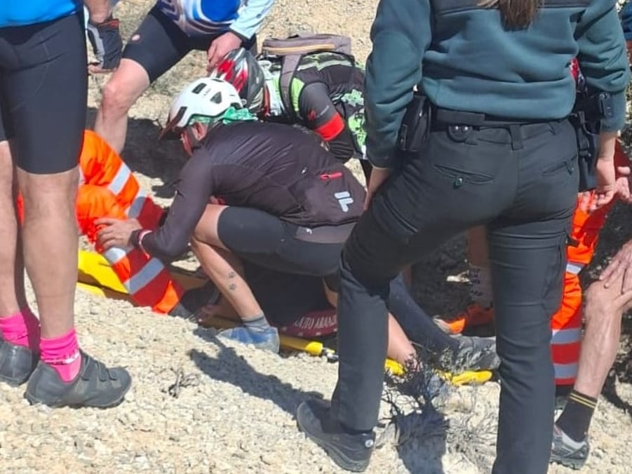 Imagen del ciclista herido en Campillo facilitada por la Guardia Civil