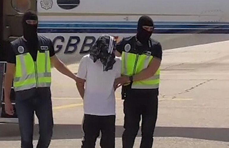 Imagen de un vídeo facilitado por la Policía Nacional del traslado a Madrid del hombre de 29 años que ha detenido en Melilla.