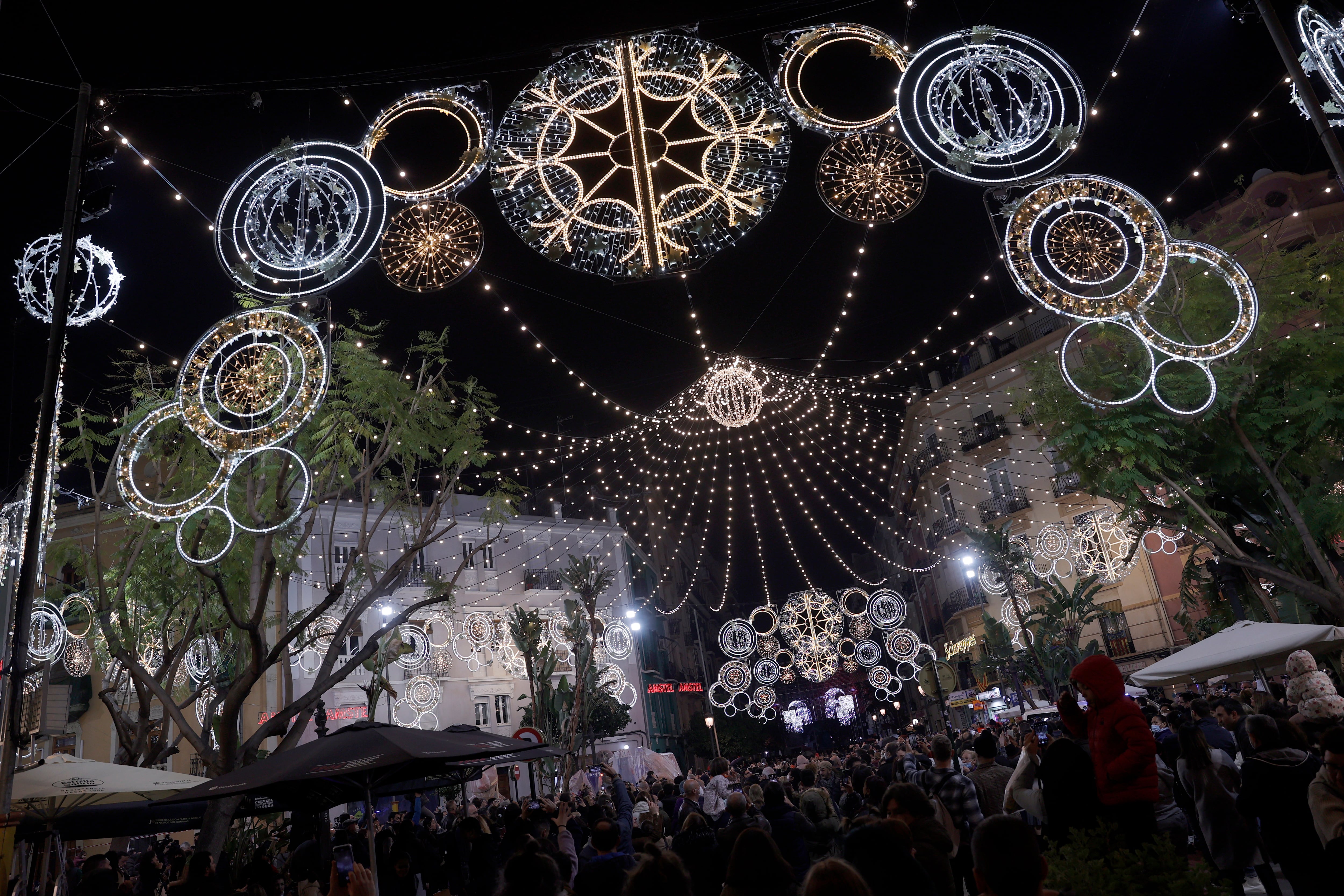 Vista general de la iluminación de la Falla Cuba-Literato Azorín en el encendido de luces de 2023. EFE/Manuel Bruque