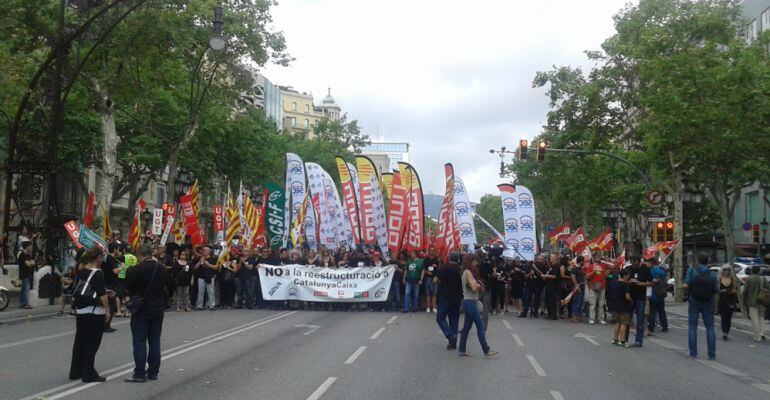 Els treballadors de Catalunya Caixa es manifesten pel Passeig de Gràcia de Barcelona